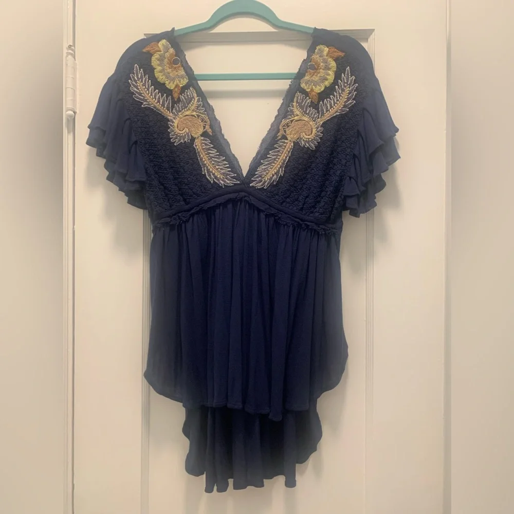 EUC FREE PEOPLE NAVY-BLUE FLORAL FLUTED HI-LOW DEEP V-NECK BLOUSE SIZE XS/FITS S - Picture 1 of 14